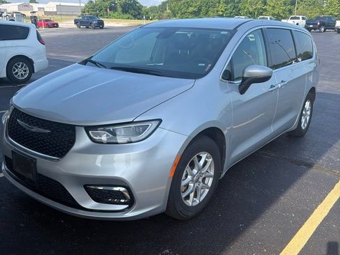 Used 2023 Chrysler Pacifica Touring-L FWD image 1