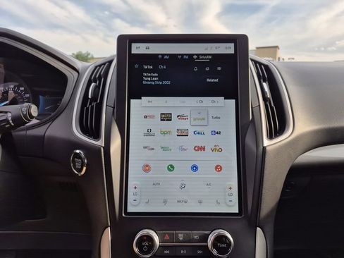 Used 2024 Ford Edge SEL image 9