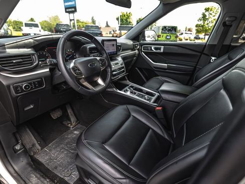 Used 2024 Ford Explorer XLT w/ Equipment Group 202A AWD/4WD image 19