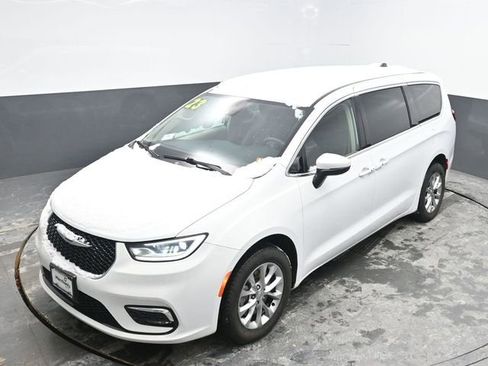 Used 2023 Chrysler Pacifica Touring-L image 25