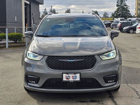 Used 2021 Chrysler Pacifica Touring-L w/ Uconnect Theater Family Group image 2