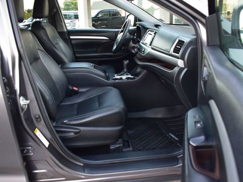Used 2014 Toyota Highlander LE FWD image 14