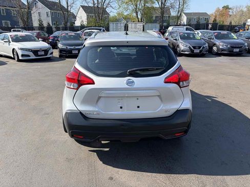 Used 2019 Nissan Kicks FWD image 4