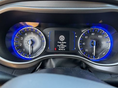 Used 2020 Chrysler Pacifica Touring-L image 9