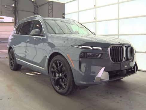 Used 2025 BMW X7 xDrive40i w/ Premium Package image 2