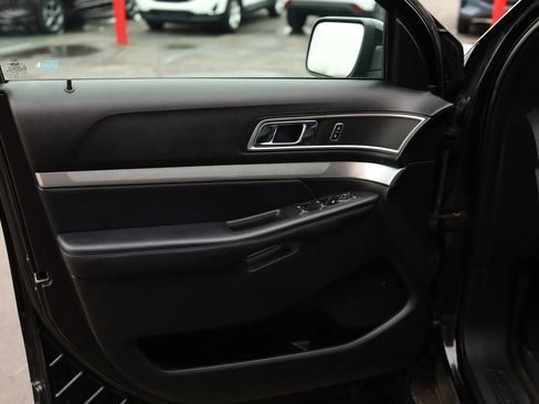 Used 2017 Ford Explorer XLT w/ Equipment Group 202A image 9