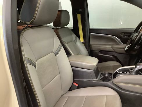 Used 2024 Chevrolet Colorado ZR2 w/ ZR2 Convenience Package III AWD/4WD image 32