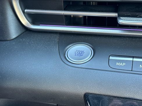 Used 2024 Hyundai Elantra SEL FWD image 12