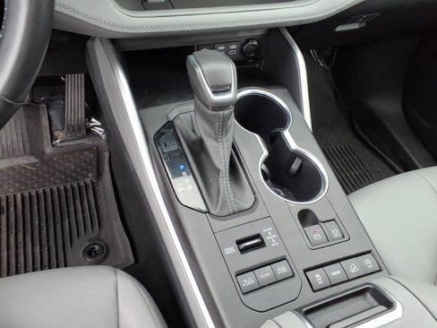 Used 2022 Toyota Highlander XLE image 10