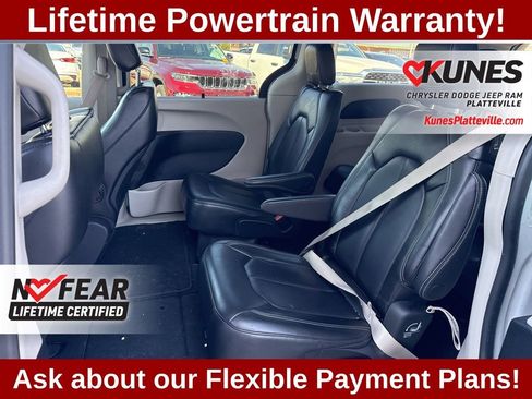 Used 2023 Chrysler Pacifica Touring-L FWD image 21