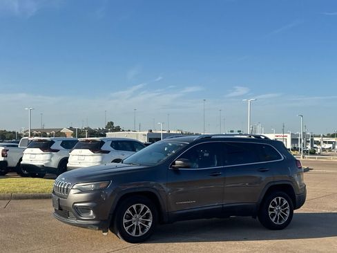 Used 2019 Jeep Cherokee Latitude Plus w/ Comfort/Convenience Group FWD image 12
