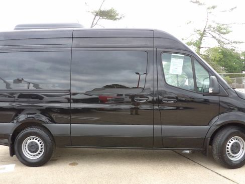 Used 2025 Mercedes-Benz Sprinter 2500 image 2