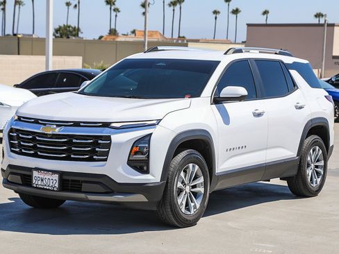 Used 2025 Chevrolet Equinox LT w/ Convenience Package II FWD image 3