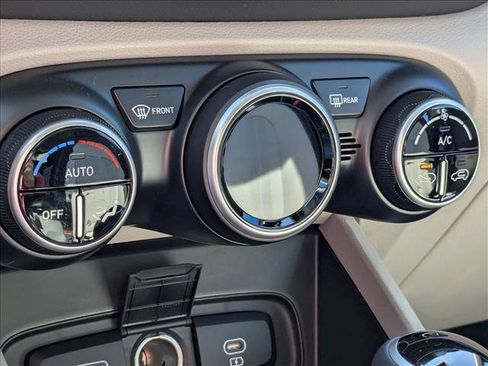 Used 2025 Hyundai Venue SEL image 15