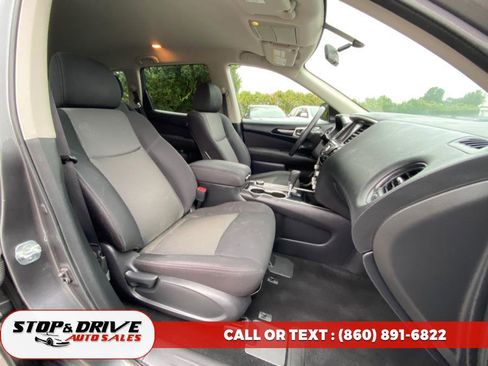 Used 2017 Nissan Pathfinder S image 18