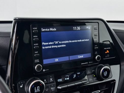 Used 2022 Toyota Highlander XSE AWD/4WD image 16