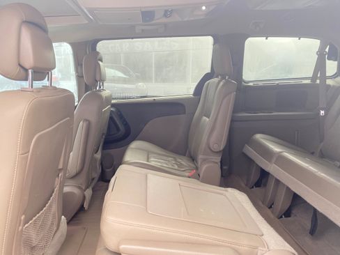 Used 2016 Chrysler Town & Country Touring-L image 16