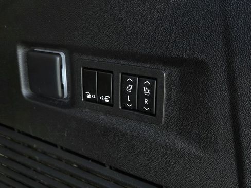 Used 2023 GMC Yukon Denali w/ Denali Reserve Package image 40