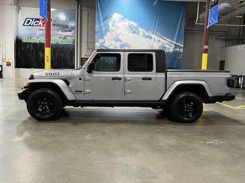 Used 2021 Jeep Gladiator Willys image 2