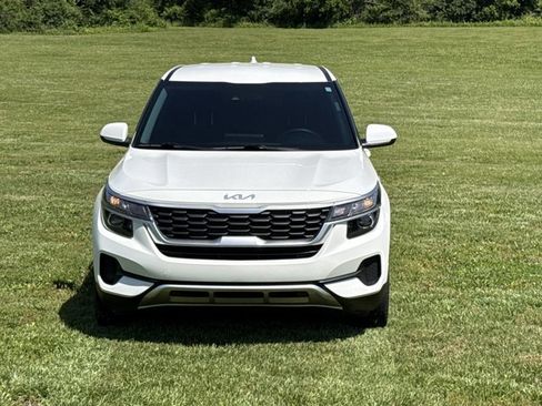Used 2023 Kia Seltos LX AWD/4WD image 2