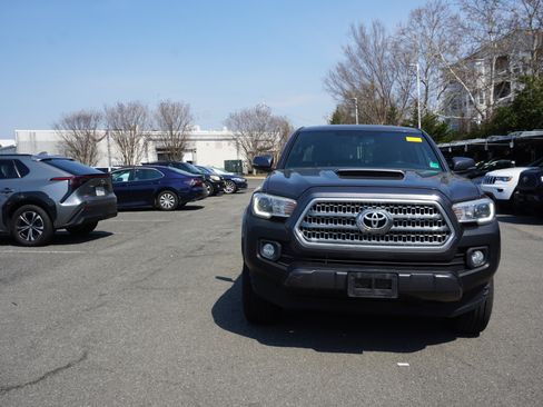 Used 2017 Toyota Tacoma TRD Sport image 2