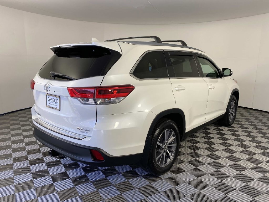 Used 2019 Toyota Highlander XLE AWD/4WD image 9