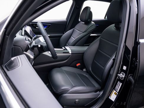 Used 2024 Mercedes-Benz GLC 300 4MATIC image 17