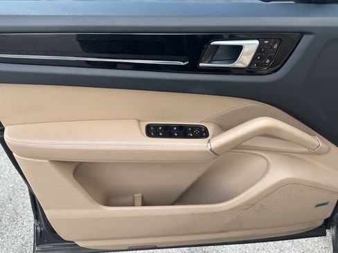 Used 2020 Porsche Cayenne AWD/4WD image 16