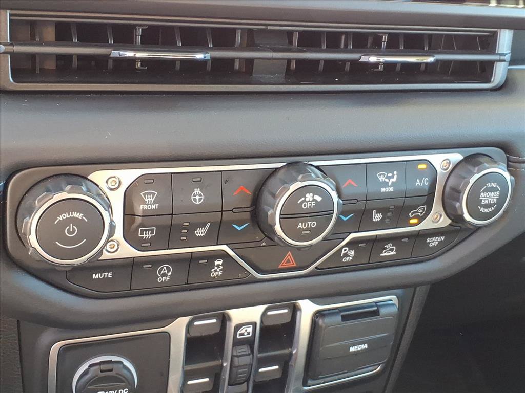 Used 2025 Jeep Wrangler Unlimited Sahara AWD/4WD image 31