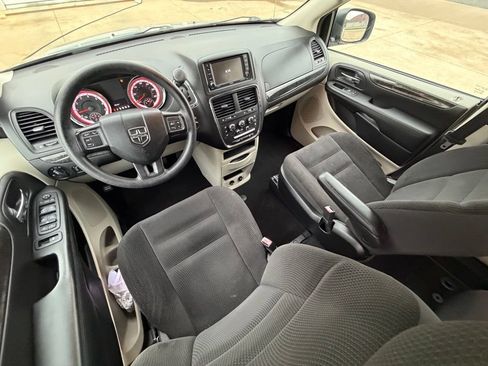 Used 2018 Dodge Grand Caravan SE w/ UConnect Hands-Free Group FWD image 9