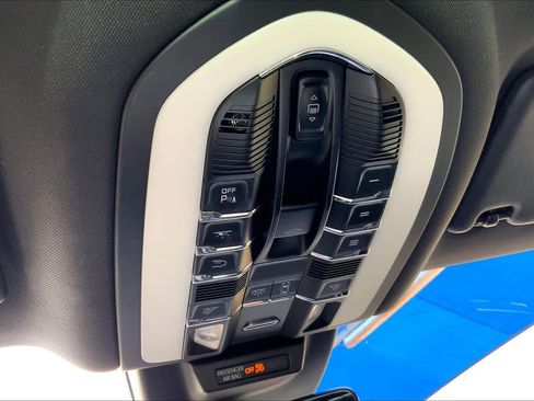 Used 2019 Porsche Macan AWD/4WD image 34