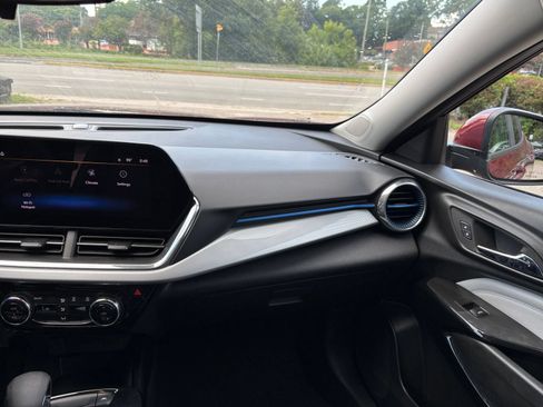 Used 2025 Chevrolet Trax LT FWD image 29