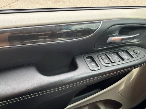 Used 2014 Chrysler Town & Country Touring w/ Trailer Tow Group FWD image 26
