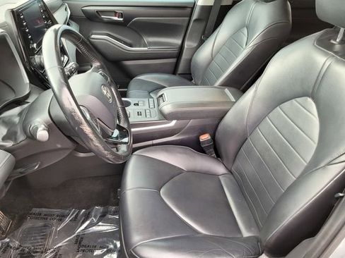 Used 2020 Toyota Highlander XLE image 16