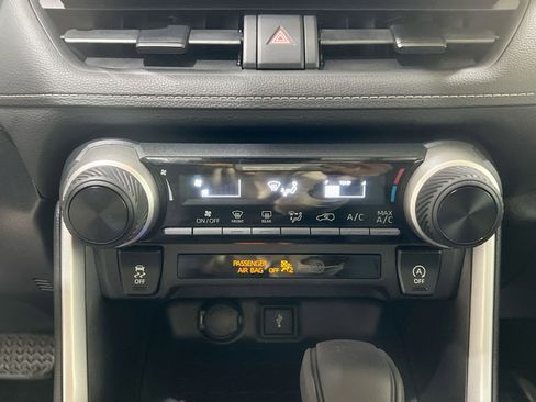 Used 2021 Toyota RAV4 LE image 19