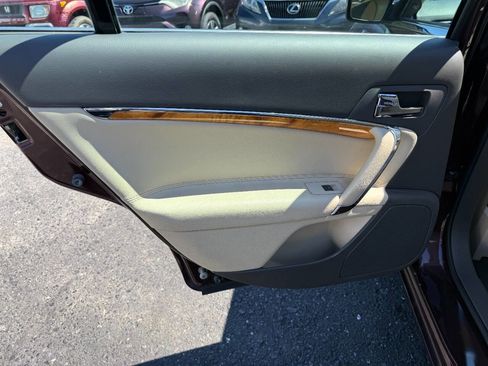 Used 2011 Lincoln MKZ image 27