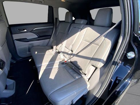 Used 2018 Toyota Highlander Limited FWD image 19