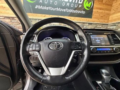 Used 2017 Toyota Highlander XLE AWD/4WD image 19