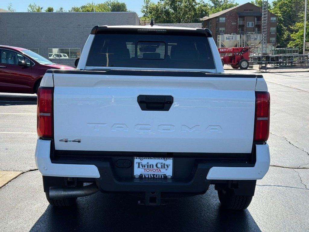 Certified 2024 Toyota Tacoma SR5 AWD/4WD image 5