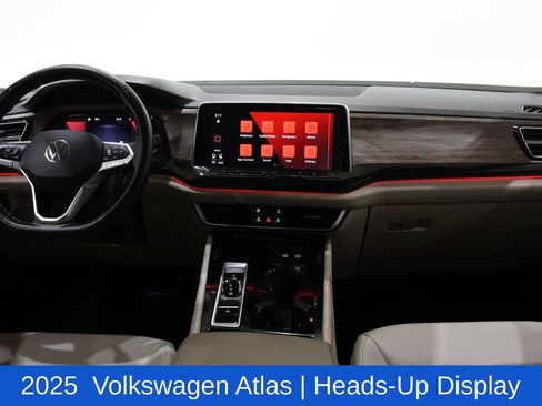 Used 2025 Volkswagen Atlas SEL AWD/4WD image 8