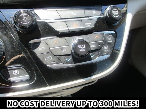 Used 2020 Chrysler Pacifica Touring-L FWD image 21