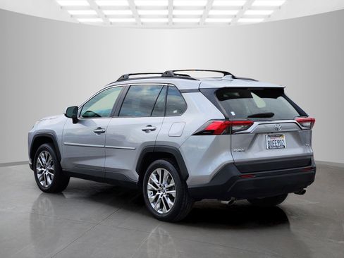 Used 2021 Toyota RAV4 XLE Premium image 9