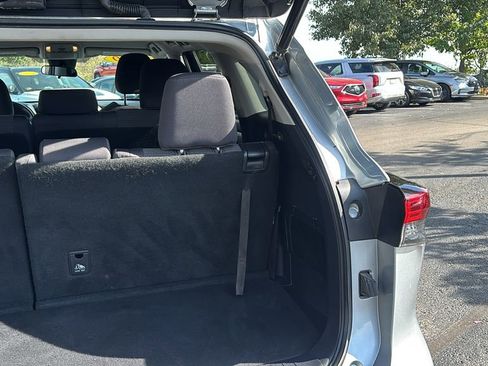 Used 2020 Toyota Highlander LE image 33