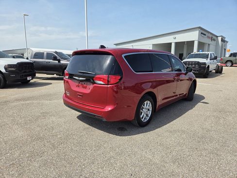 Used 2026 Chrysler Voyager LX FWD image 8