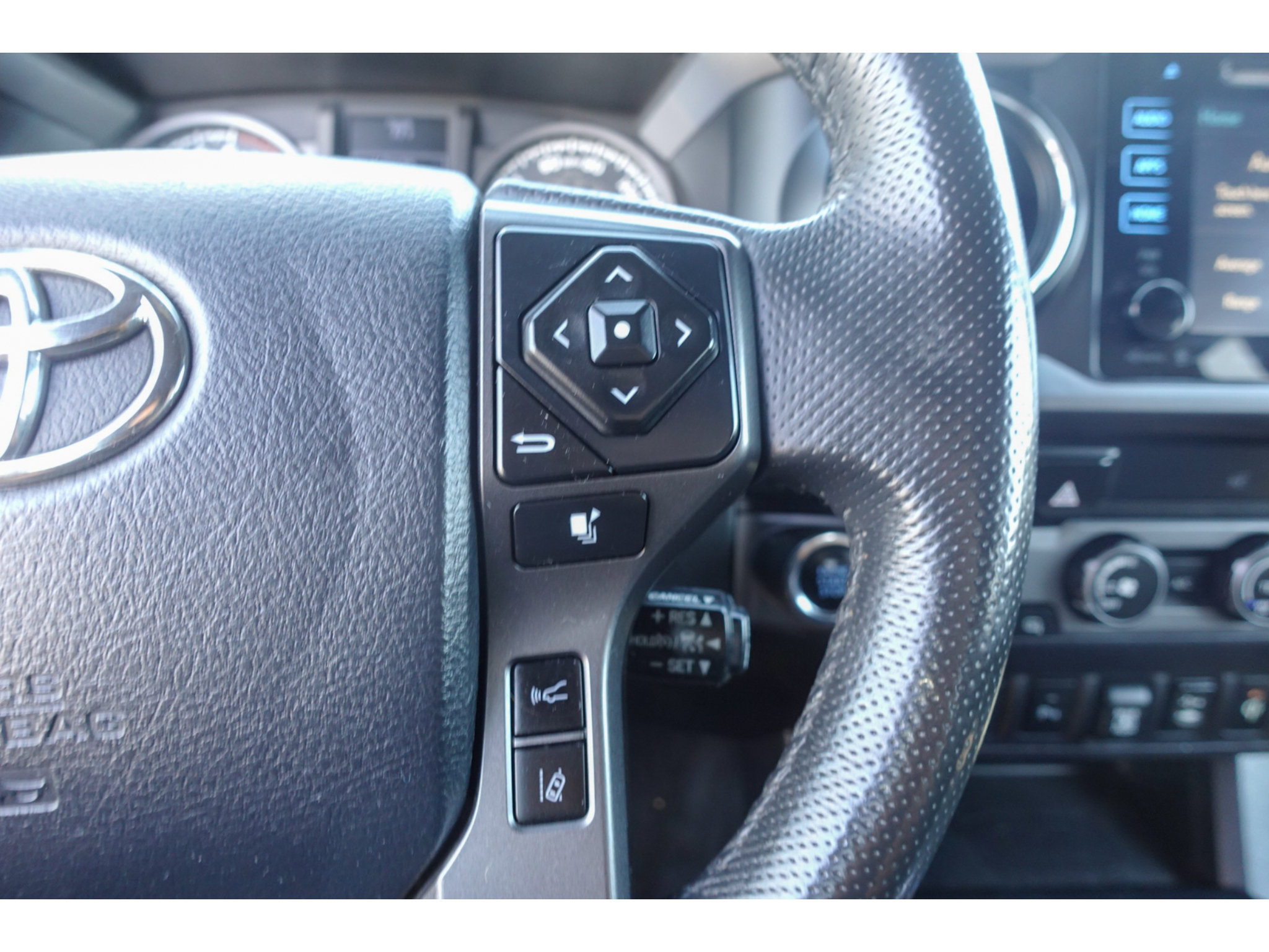 Used 2019 Toyota Tacoma TRD Off-Road w/ Technology Package AWD/4WD image 18