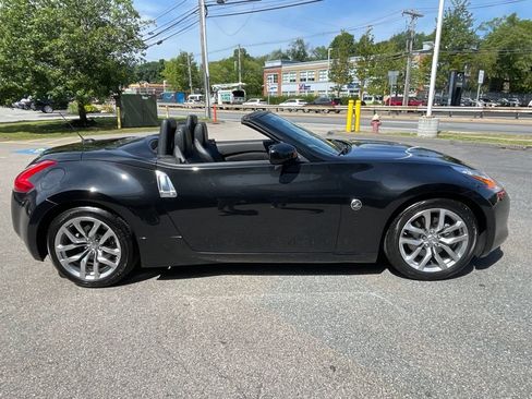 Used 2010 Nissan 370Z Touring RWD image 6