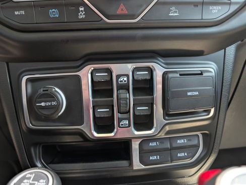 Used 2022 Jeep Wrangler Unlimited Sahara AWD/4WD image 24