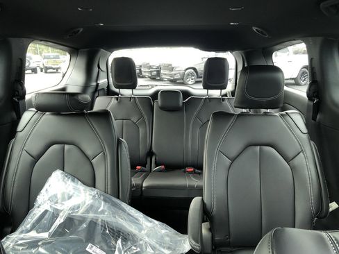 New 2026 Chrysler Pacifica Select image 21