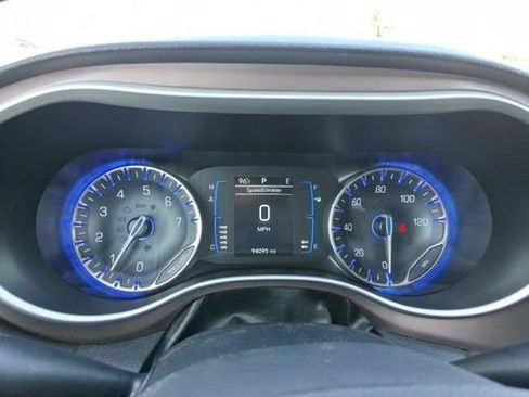Used 2017 Chrysler Pacifica Touring-L w/ Tire & Wheel Group FWD image 22