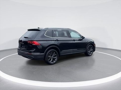 Used 2022 Volkswagen Tiguan SE w/ Panoramic Sunroof Package AWD/4WD image 8